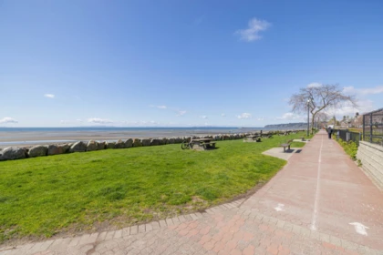 Front Yard Photo of 403 15621 Marine Drive, White Rock, BC