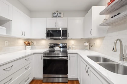 Kitchen Photo of 403 15621 Marine Drive, White Rock, BC