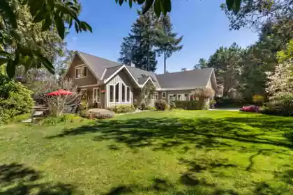 10040 Wescan Road, Halfmoon Bay, BC, Halfmn Bay Secret Cv Redroofs — 4 bed single family residence for sale