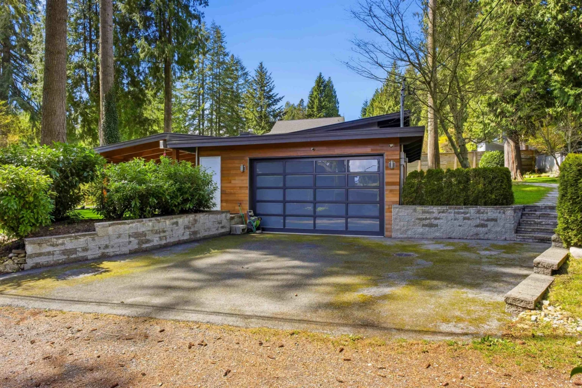 Kitchen Photo of 672 E St James Road, North Vancouver, BC
