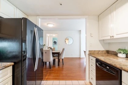 Entry Foyer Photo of 1 2243 Bellevue Avenue, West Vancouver, BC