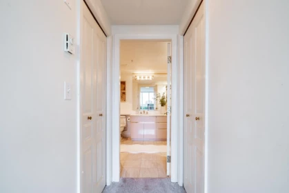 Guest Bathroom Photo of 1 2243 Bellevue Avenue, West Vancouver, BC