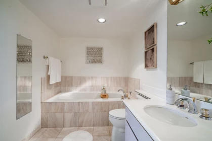 Powder Room Photo of 1 2243 Bellevue Avenue, West Vancouver, BC