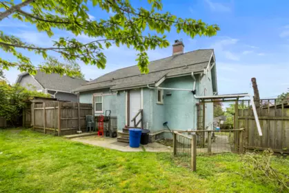 Laundry Room Photo of 33433 3 Avenue, Mission, BC