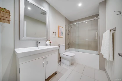 Hallway Photo of 2535 Gordon Avenue, Port Coquitlam, BC