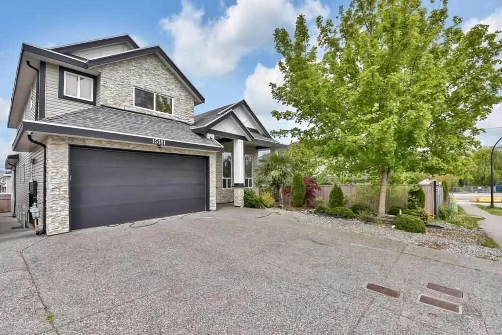 Living Room Photo of 15181 68a Avenue, Surrey, BC