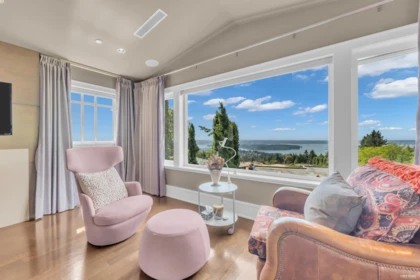 Hallway Photo of 1108 Highland Place, West Vancouver, BC