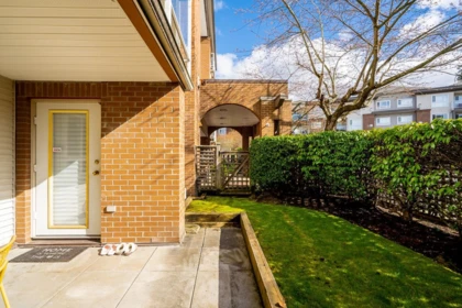Entry Foyer Photo of 101 15885 84 Avenue, Surrey, BC