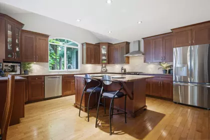Kitchen Island Photo of 24165 65 AVENUE, Langley BC V2Y 2H1