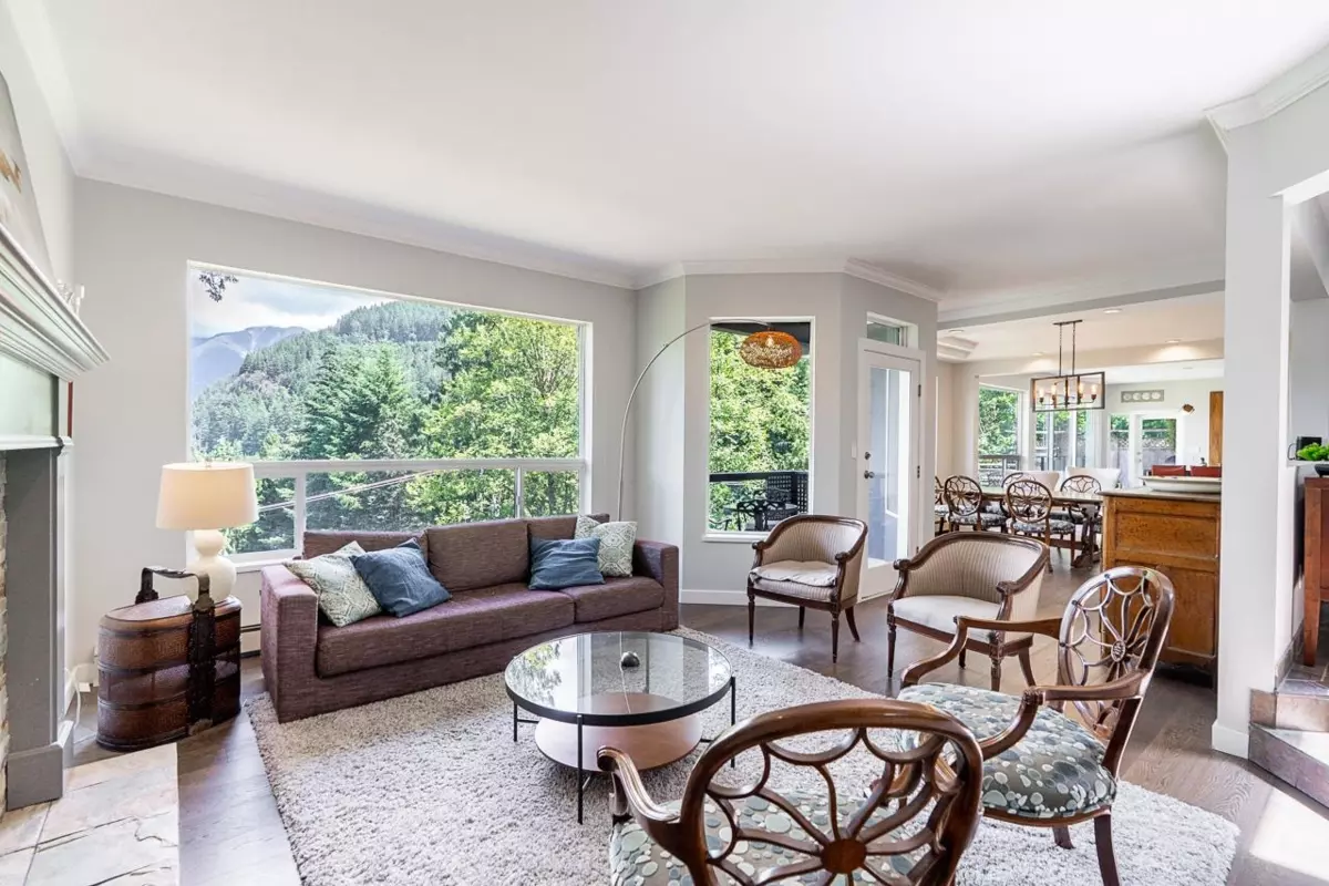 Living Room Photo of 6330 Chatham Street, West Vancouver, BC