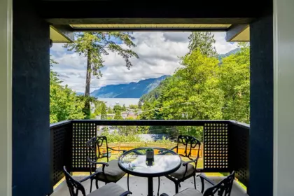 Breakfast Nook Photo of 6330 Chatham Street, West Vancouver, BC