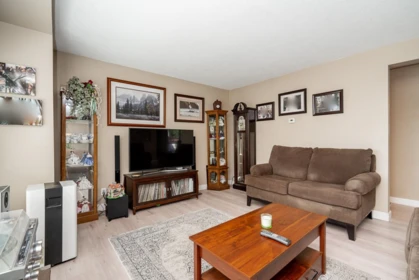 Kitchen Island Photo of 32325 Ptarmigan Drive, Mission, BC