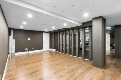 Entry Foyer Photo of 4577 Capilano Road, North Vancouver, BC