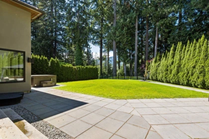 Garden / Landscaping Photo of 4577 Capilano Road, North Vancouver, BC