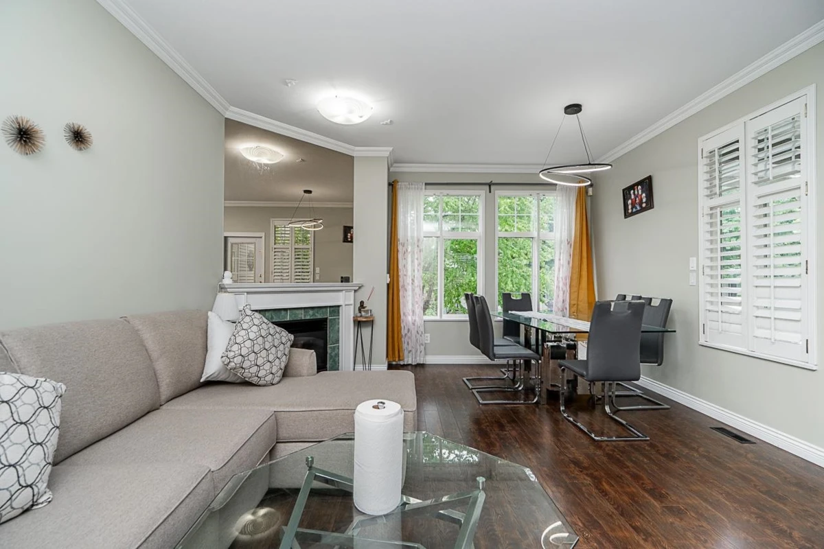 Family Room Photo of 1 14877 58 Avenue, Surrey, BC