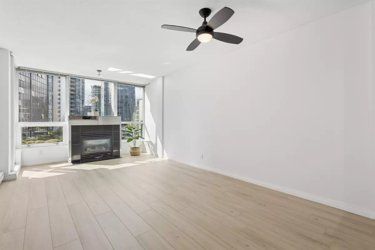 Dining Area Photo of 903 1328 W Pender Street, Vancouver, BC