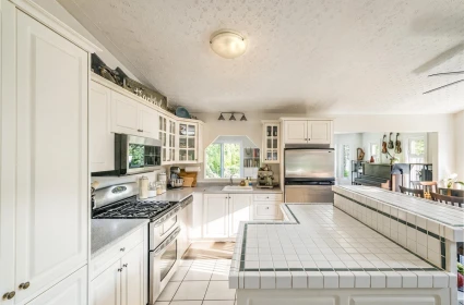 Kitchen Island Photo of 41532 Rae Road, Squamish, BC