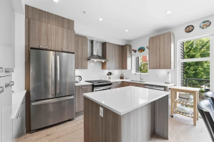 Kitchen Island Photo of 21 24076 112 Avenue, Maple Ridge, BC