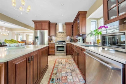 Kitchen Island Photo of 2273 Mathers Avenue, West Vancouver, BC