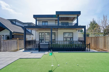 Front Yard Photo of 15919 Russell Avenue, White Rock, BC