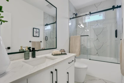 Powder Room Photo of 15919 Russell Avenue, White Rock, BC