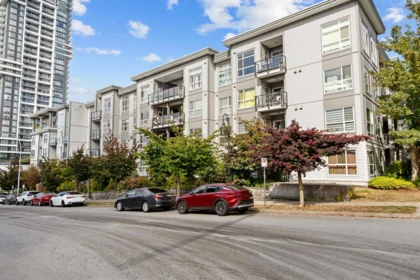 Front Yard Photo of 422 13733 107a Avenue, Surrey, BC