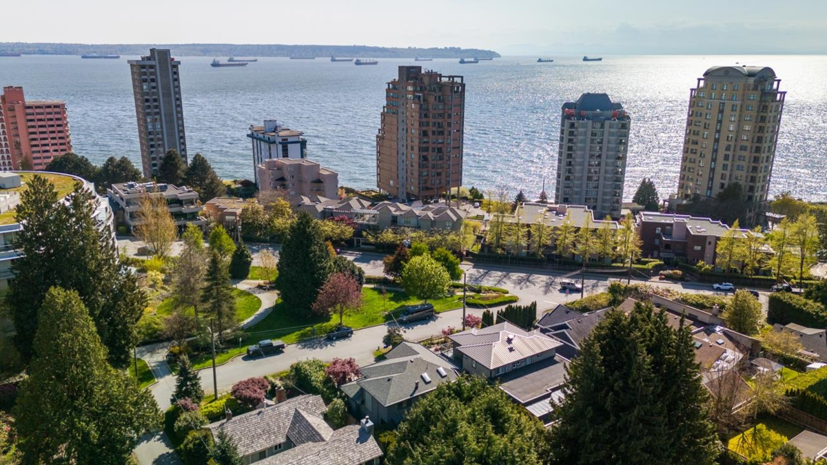 Family Room Photo of 2257 Fulton Avenue, West Vancouver, BC