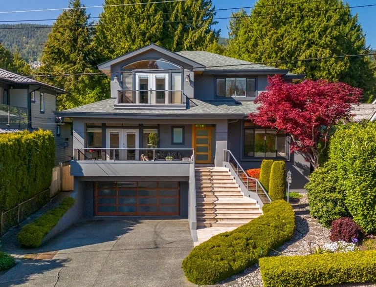 Living Room Photo of 2257 Fulton Avenue, West Vancouver, BC