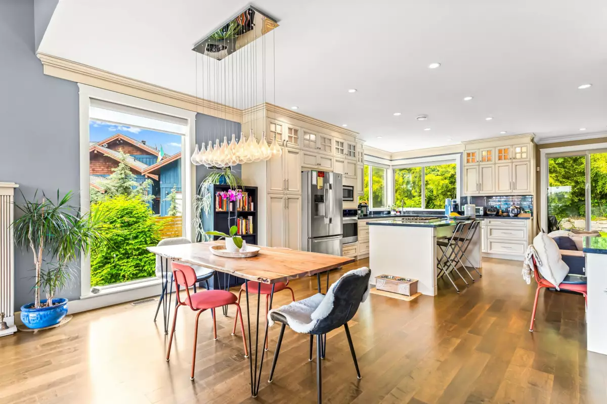 Kitchen Island Photo of 915 Thistle Place, Britannia Beach, BC
