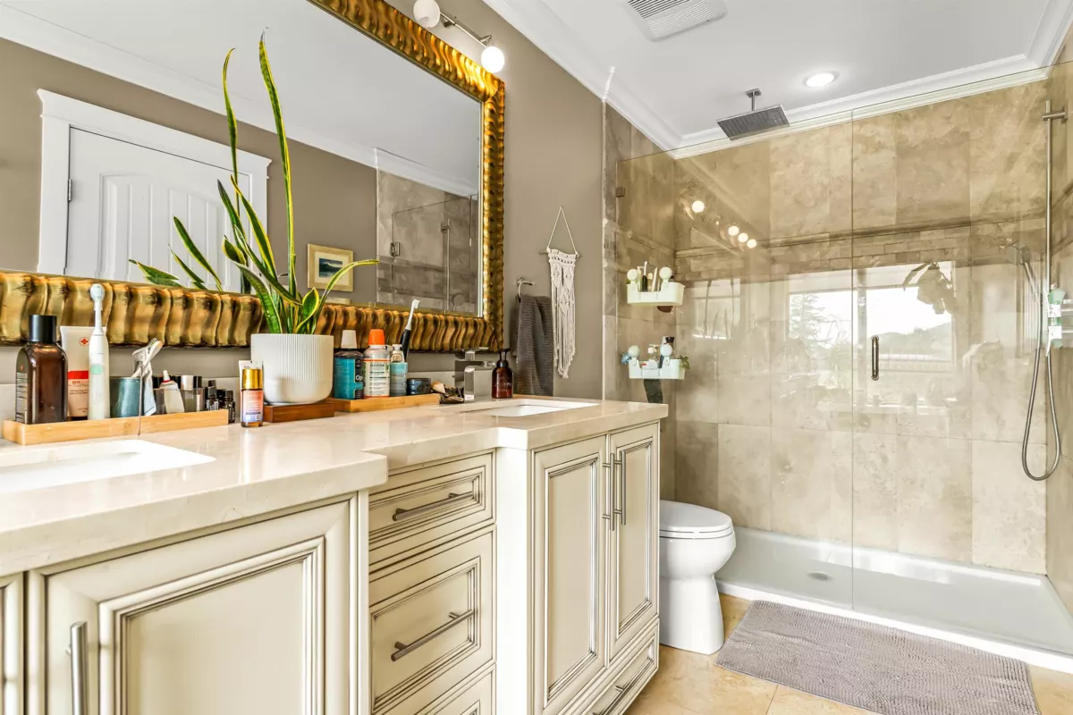 Powder Room Photo of 915 Thistle Place, Britannia Beach, BC