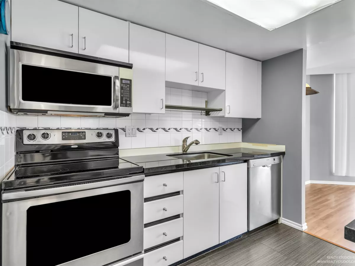 Guest Bathroom Photo of 903 130 E 2nd Street, North Vancouver, BC