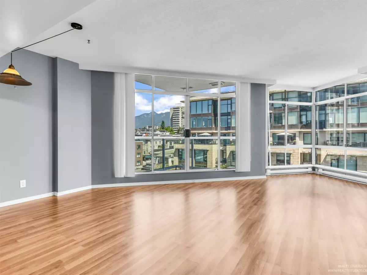 Kitchen Photo of 903 130 E 2nd Street, North Vancouver, BC