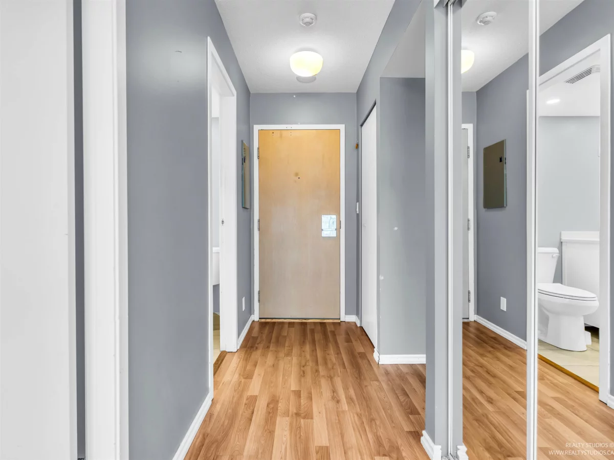 Walk-In Closet Photo of 903 130 E 2nd Street, North Vancouver, BC