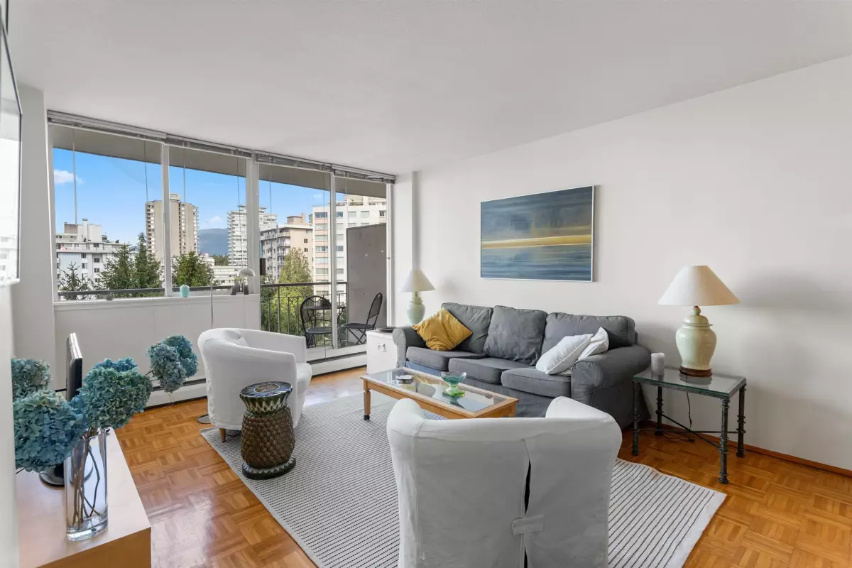 Kitchen Island Photo of 904 1850 Comox Street, Vancouver, BC