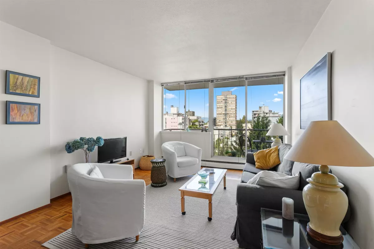 Kitchen Photo of 904 1850 Comox Street, Vancouver, BC