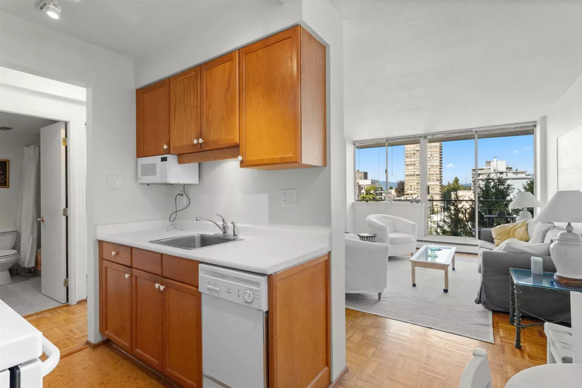 Walk-In Closet Photo of 904 1850 Comox Street, Vancouver, BC