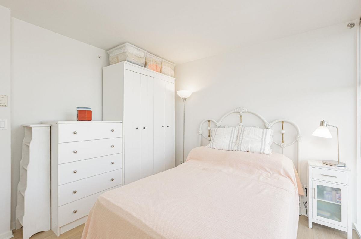Kitchen Island Photo of 1607 8460 Granville Avenue, Richmond, BC