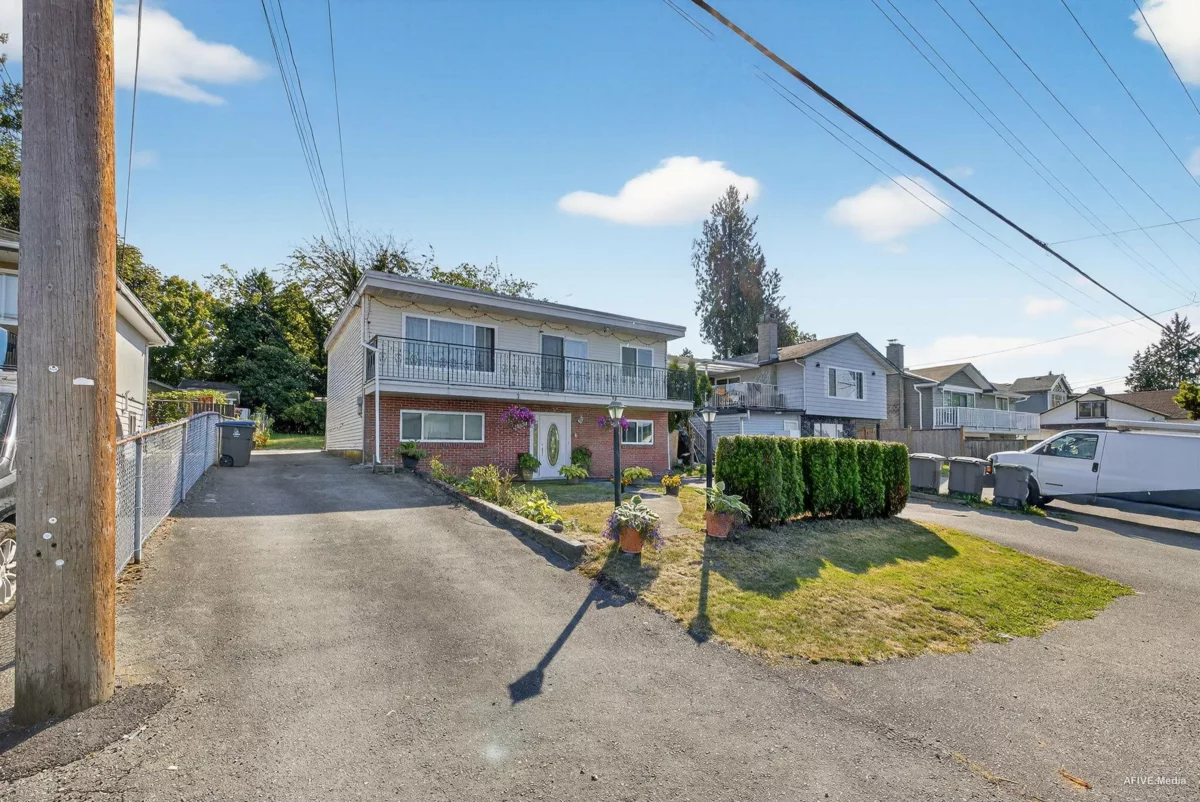 Family Room Photo of 11640 98a Avenue, Surrey, BC