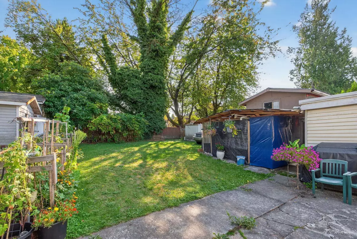 Garage Interior Photo of 11640 98a Avenue, Surrey, BC