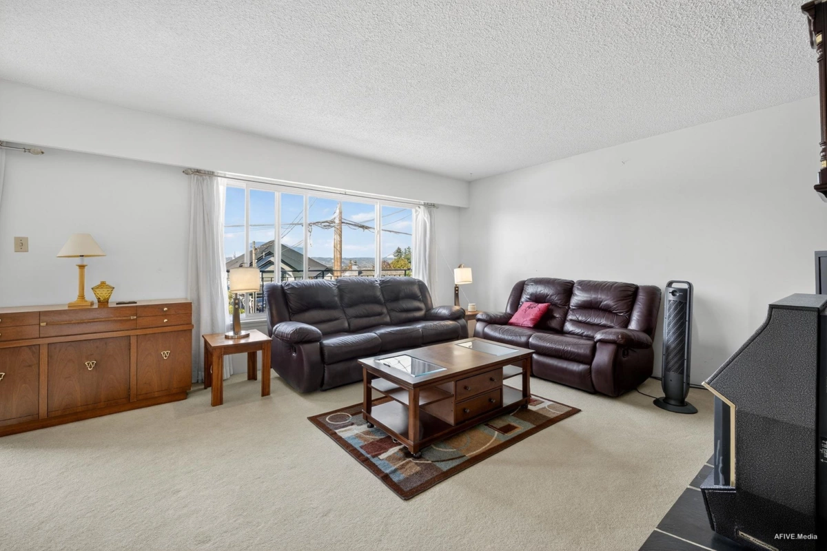 Kitchen Island Photo of 11640 98a Avenue, Surrey, BC