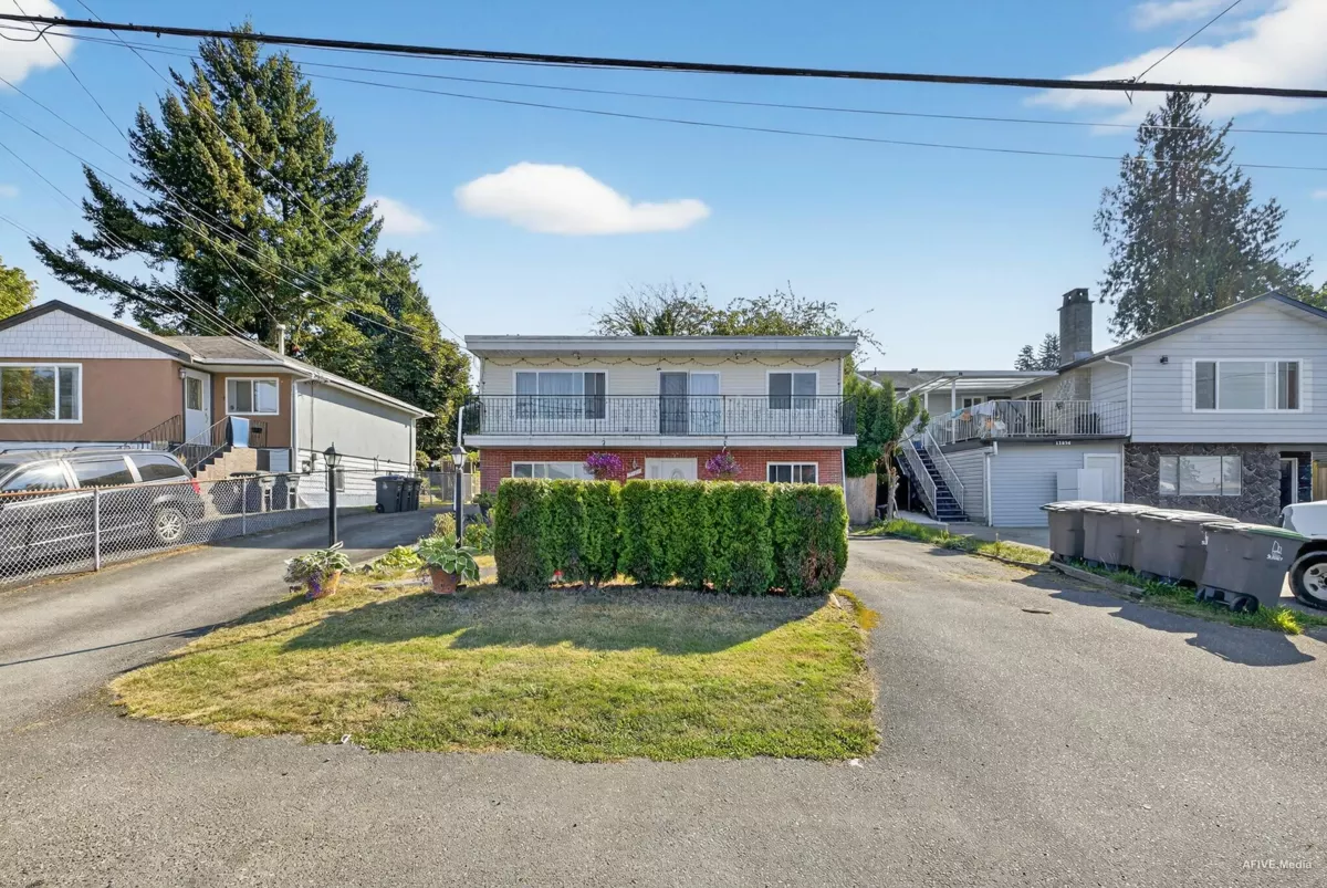 Living Room Photo of 11640 98a Avenue, Surrey, BC