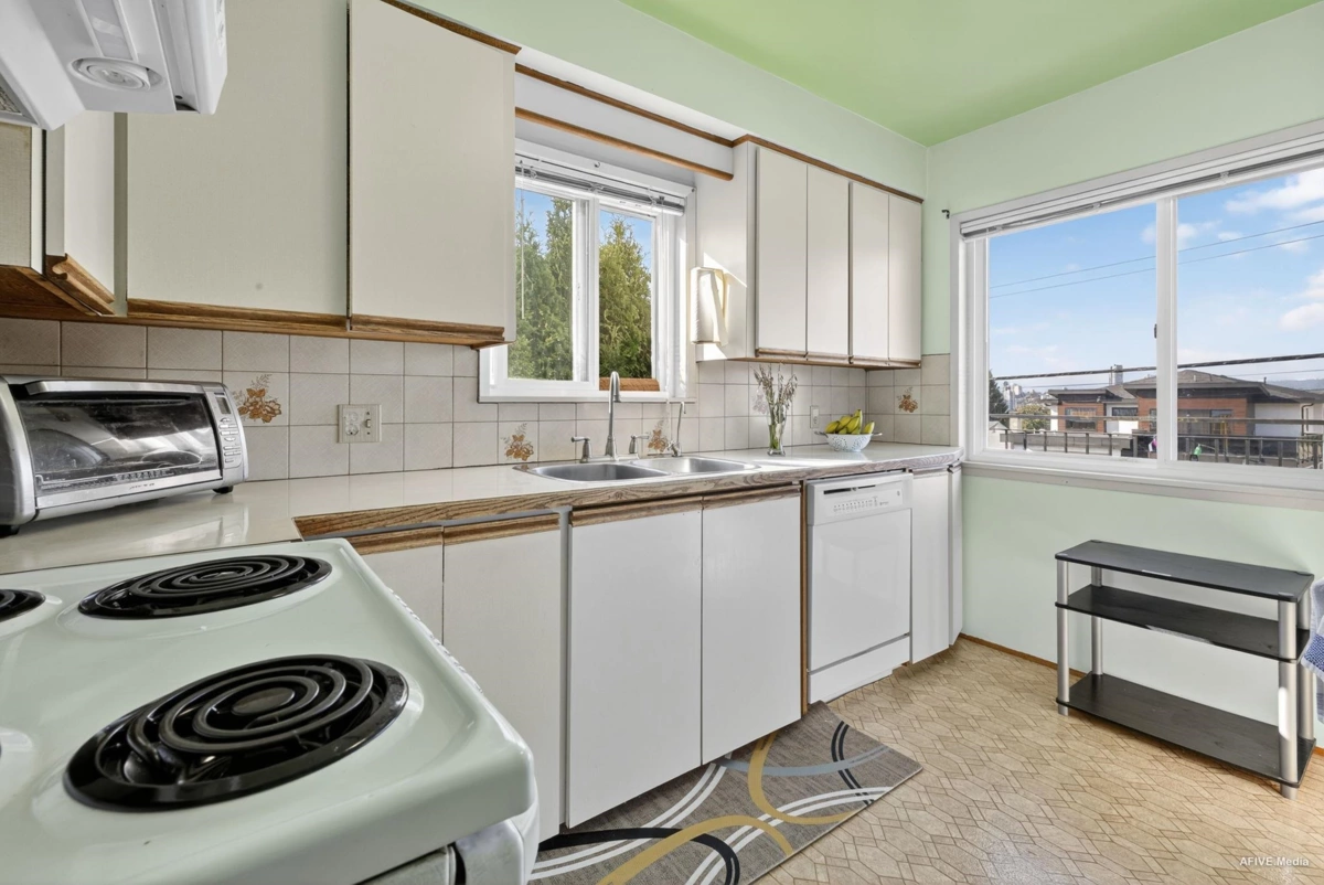 Walk-In Closet Photo of 11640 98a Avenue, Surrey, BC