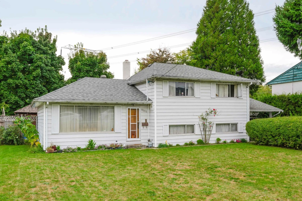 Living Room Photo of 9253 137a Street, Surrey, BC