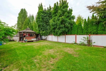 Kitchen Island Photo of 9253 137a Street, Surrey, BC