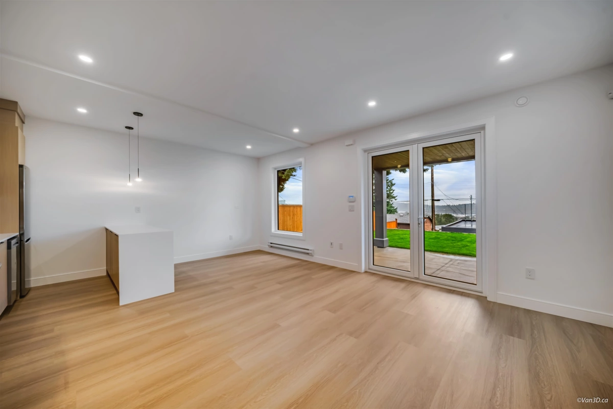 Hot Tub / Spa Photo of 973 Adderley Street, North Vancouver, BC