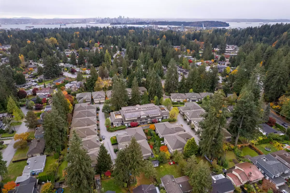 Entry Foyer Photo of 104 3750 Edgemont Boulevard, North Vancouver, BC