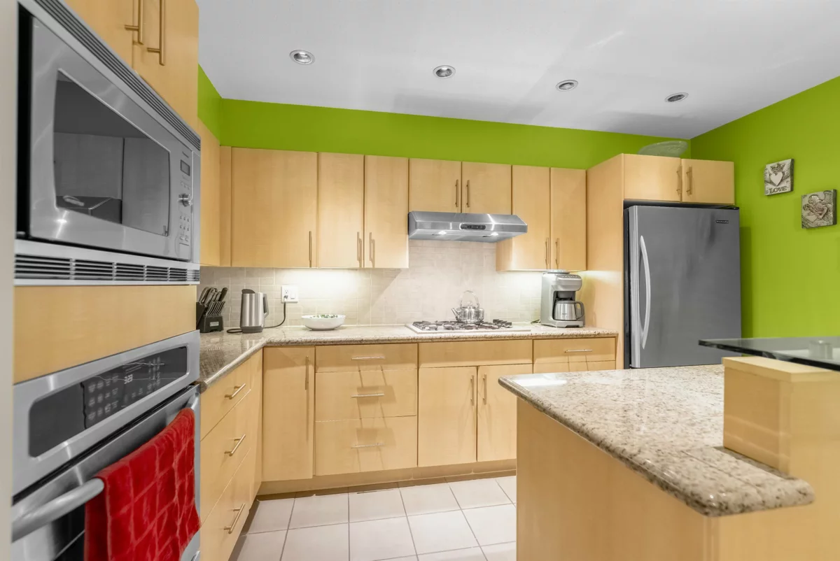 Kitchen Island Photo of 104 3750 Edgemont Boulevard, North Vancouver, BC