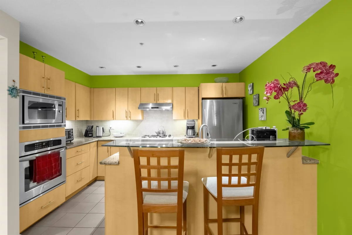 Kitchen Photo of 104 3750 Edgemont Boulevard, North Vancouver, BC