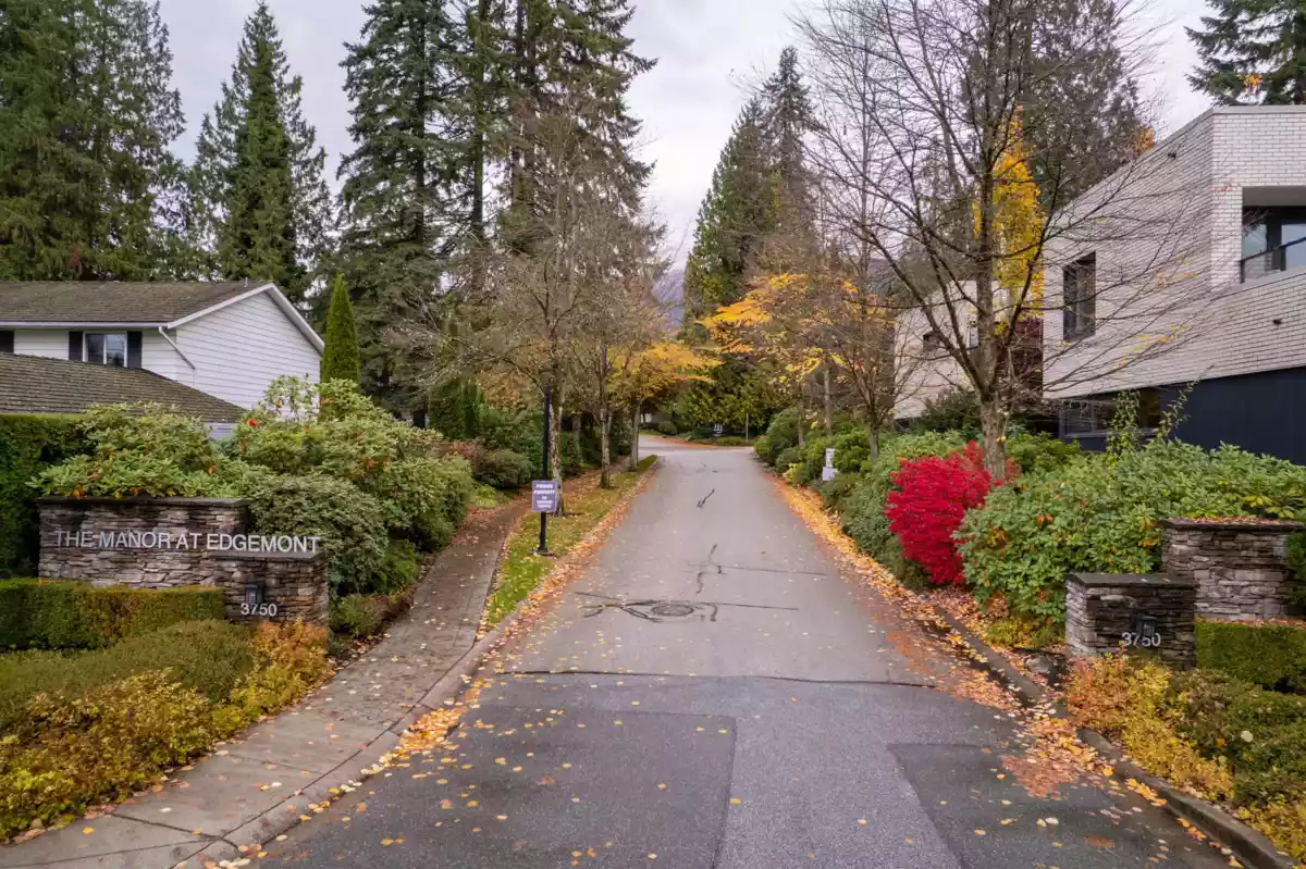 Staircase Photo of 104 3750 Edgemont Boulevard, North Vancouver, BC