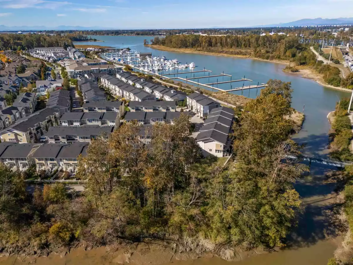 Hallway Photo of 27 5551 Admiral Way, Ladner, BC
